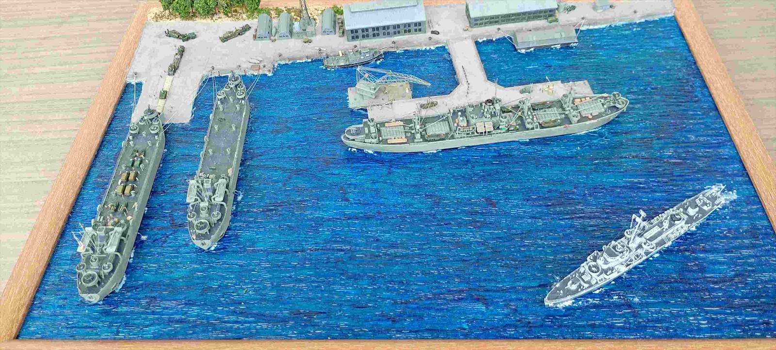 自由と平和への船積み(荷役はつらいよ) (空空亭 様) 自由と平和への船積み(荷役はつらいよ) (空空亭 様)